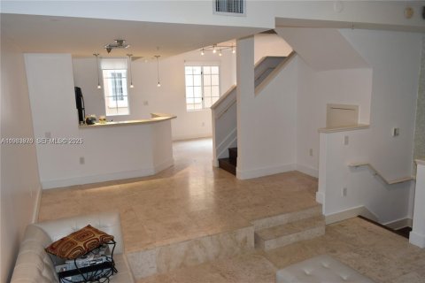 Снять в аренду таунхаус в Авентура, Флорида 2 спальни, 117.99м2, № 1992384 - фото 4