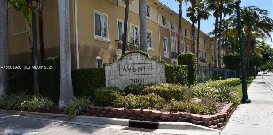 Таунхаус в Авентура, Флорида 2 спальни, 117.99м2 № 1992384