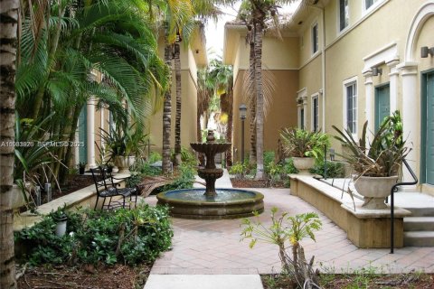 Снять в аренду таунхаус в Авентура, Флорида 2 спальни, 117.99м2, № 1992384 - фото 2