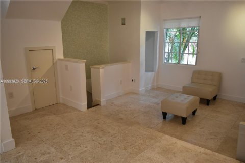 Снять в аренду таунхаус в Авентура, Флорида 2 спальни, 117.99м2, № 1992384 - фото 9