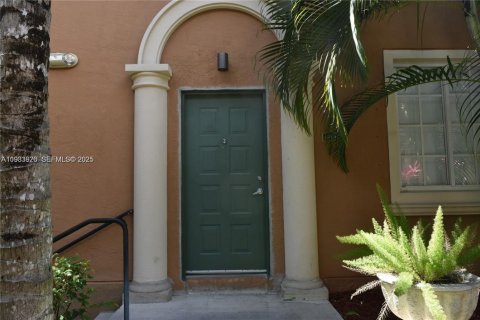 Снять в аренду таунхаус в Авентура, Флорида 2 спальни, 117.99м2, № 1992384 - фото 3