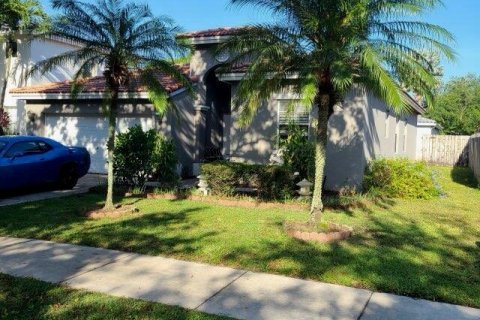 House in Coconut Creek, Florida 4 bedrooms, 178 sq.m. № 2086853 - photo 2