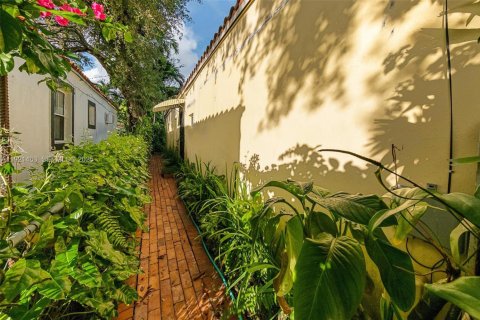 House in Miami, Florida 3 bedrooms, 150.87 sq.m. № 2080306 - photo 25