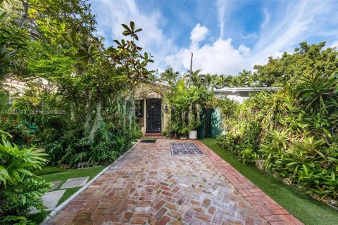 House in Miami, Florida 3 bedrooms, 150.87 sq.m. № 2080306 - photo 9
