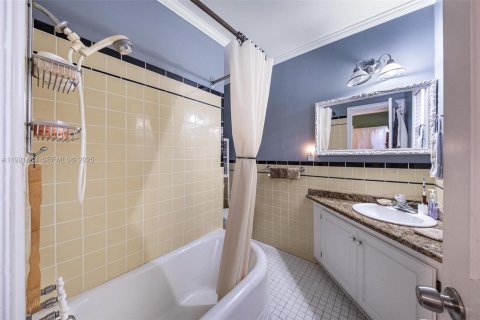 House in Miami, Florida 3 bedrooms, 150.87 sq.m. № 2080306 - photo 30
