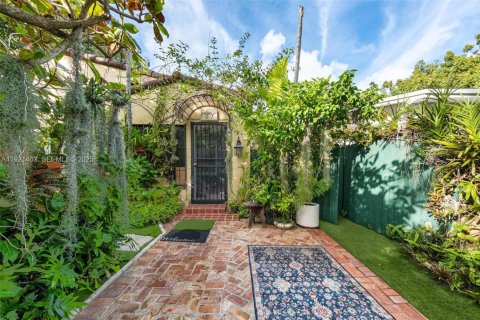 House in Miami, Florida 3 bedrooms, 150.87 sq.m. № 2080306 - photo 12