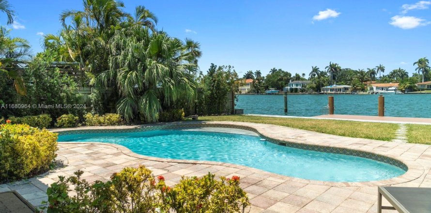 Villa ou maison à North Bay Village, Floride 4 chambres, 213.12 m2 № 1874602