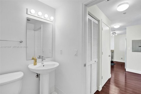 Condominio en venta en Miami, Florida, 1 dormitorio, 70.7 m2 № 2032291 - foto 5