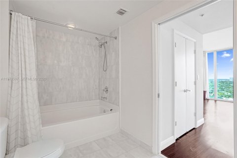 Condominio en venta en Miami, Florida, 1 dormitorio, 70.7 m2 № 2032291 - foto 14