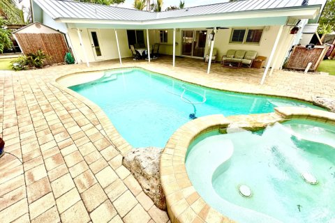 House in Lighthouse Point, Florida 3 bedrooms, 161.46 sq.m. № 1127722 - photo 1