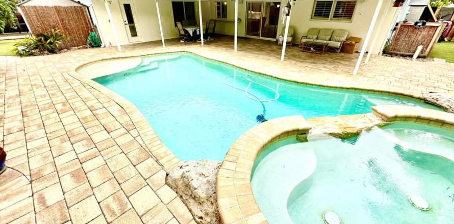 House in Lighthouse Point, Florida 3 bedrooms, 161.46 sq.m. № 1127722