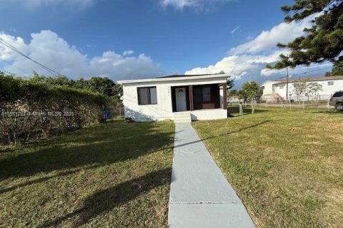 House in Miami, Florida 3 bedrooms, 98.1 sq.m. № 1967579
