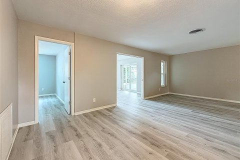 House in Saint Petersburg, Florida 3 bedrooms, 155.52 sq.m. № 1901068 - photo 13
