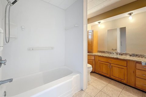 House in Saint Petersburg, Florida 3 bedrooms, 155.52 sq.m. № 1901068 - photo 18