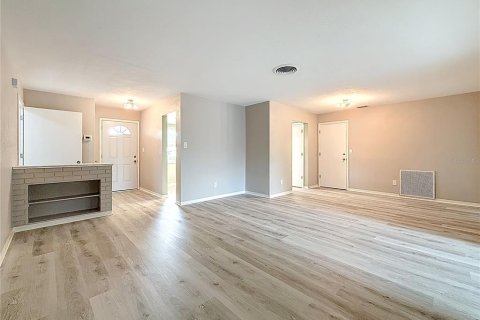 House in Saint Petersburg, Florida 3 bedrooms, 155.52 sq.m. № 1901068 - photo 5