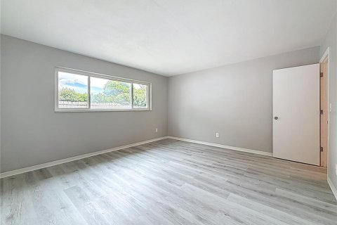 House in Saint Petersburg, Florida 3 bedrooms, 155.52 sq.m. № 1901068 - photo 15