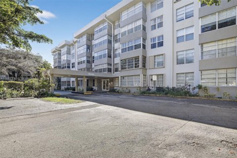 Condominio en venta en Plantation, Florida, 1 dormitorio, 63.17 m2 № 1943566 - foto 1