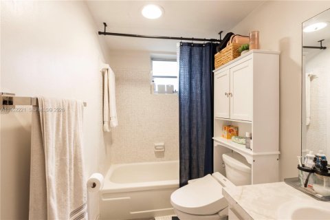 Condominio en venta en Miami, Florida, 1 dormitorio, 81.29 m2 № 2023717 - foto 18