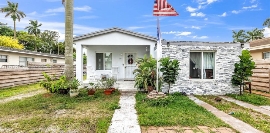 House in Homestead, Florida 3 bedrooms, 135.08 sq.m. № 2021653