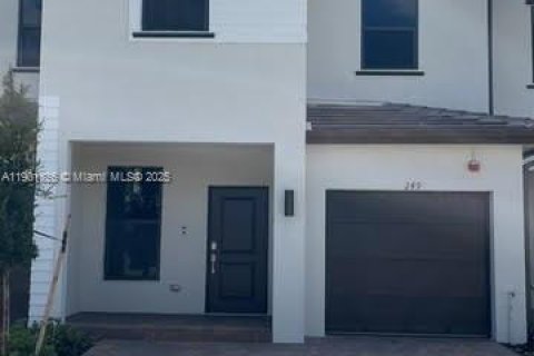 Adosado en alquiler en Pembroke Pines, Florida, 3 dormitorios, 175.4 m2 № 1953698 - foto 1