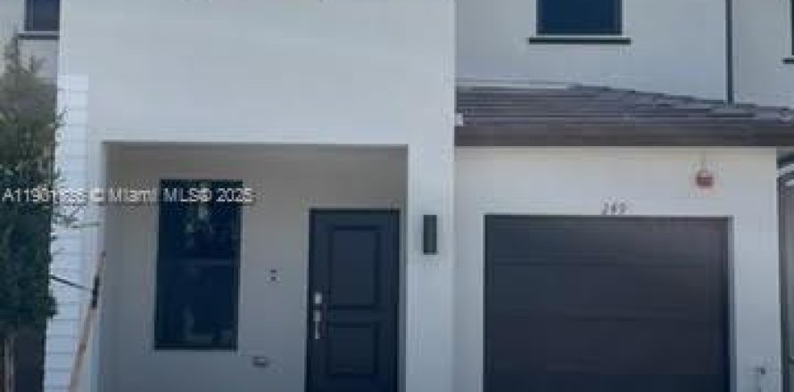 Adosado en Pembroke Pines, Florida 3 dormitorios, 175.4 m2 № 1953698