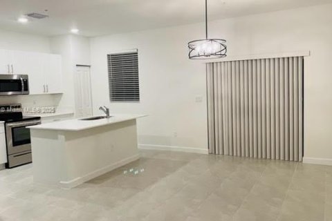 Adosado en alquiler en Pembroke Pines, Florida, 3 dormitorios, 175.4 m2 № 1953698 - foto 2