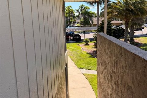 Condo in Astor, Florida, 2 bedrooms  № 2206451 - photo 21
