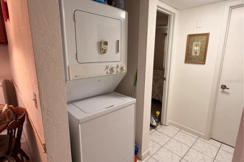 Condo in Astor, Florida, 2 bedrooms  № 2206451 - photo 12