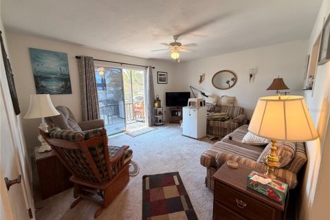 Condo in Astor, Florida, 2 bedrooms  № 2206451 - photo 9