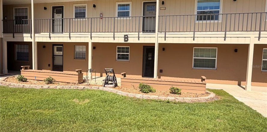 Condo in Astor, Florida, 2 bedrooms  № 2206451