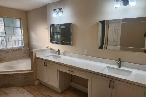 Casa en venta en Doral, Florida, 4 dormitorios, 214.79 m2 № 1975369 - foto 28