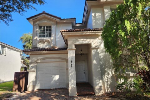 Casa en venta en Doral, Florida, 4 dormitorios, 214.79 m2 № 1975369 - foto 1