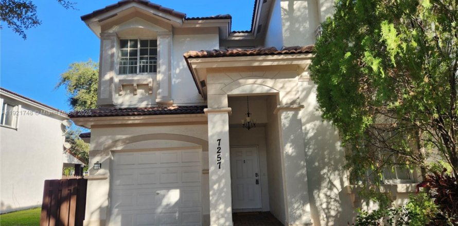 Casa en Doral, Florida 4 dormitorios, 214.79 m2 № 1975369