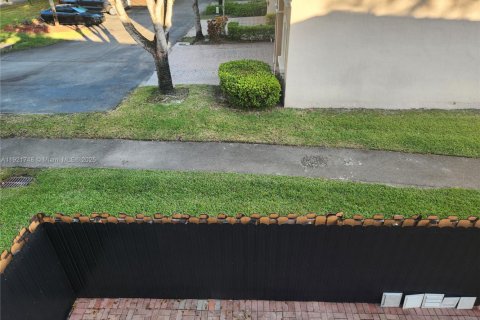 Casa en venta en Doral, Florida, 4 dormitorios, 214.79 m2 № 1975369 - foto 18