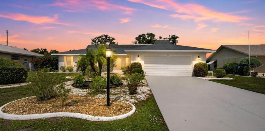 House in Sun City Center, Florida 2 bedrooms, 156.08 sq.m. № 2221147
