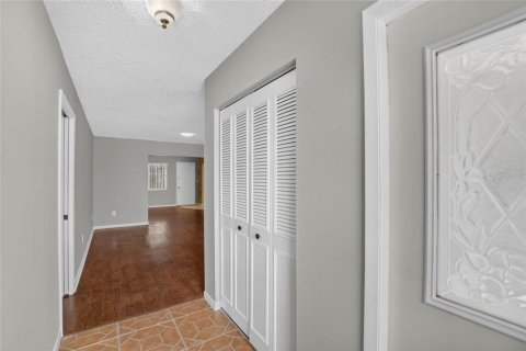 House in Sun City Center, Florida 2 bedrooms, 156.08 sq.m. № 2221147 - photo 2