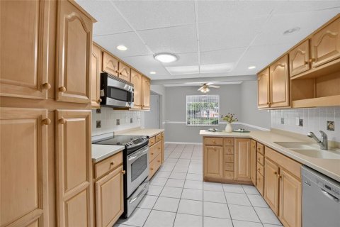 House in Sun City Center, Florida 2 bedrooms, 156.08 sq.m. № 2221147 - photo 12