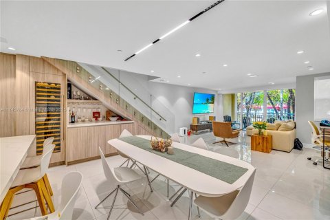 Adosado en venta en Pinecrest, Florida, 4 dormitorios, 206.8 m2 № 1501054 - foto 2