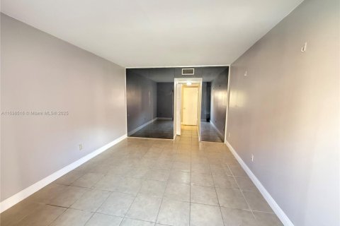 Condominio en venta en Hialeah, Florida, 1 dormitorio, 67.35 m2 № 1862295 - foto 12