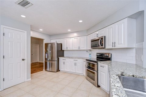 House in Brandon, Florida 5 bedrooms, 267.56 sq.m. № 1808226 - photo 10