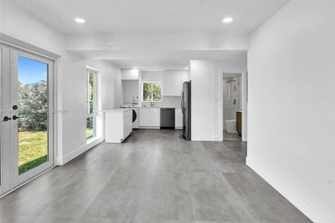 Купить коммерческую недвижимость в Норт-Майами, Флорида № 2034548 - фото 9