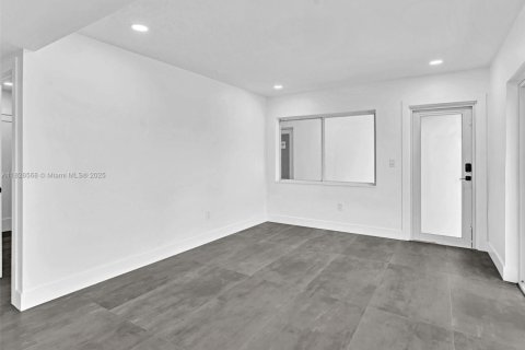 Купить коммерческую недвижимость в Норт-Майами, Флорида № 2034548 - фото 11