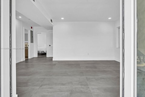 Купить коммерческую недвижимость в Норт-Майами, Флорида № 2034548 - фото 12