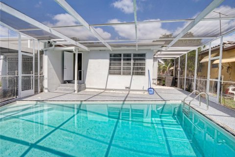 House in Miami, Florida 4 bedrooms, 124.86 sq.m. № 1889560 - photo 15