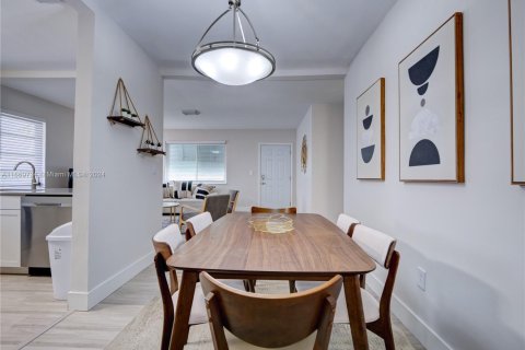 House in Miami, Florida 4 bedrooms, 124.86 sq.m. № 1889560 - photo 7
