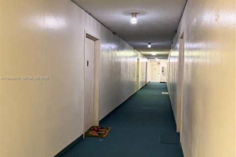 Condo in North Miami, Florida, 1 bedroom  № 2001748 - photo 21