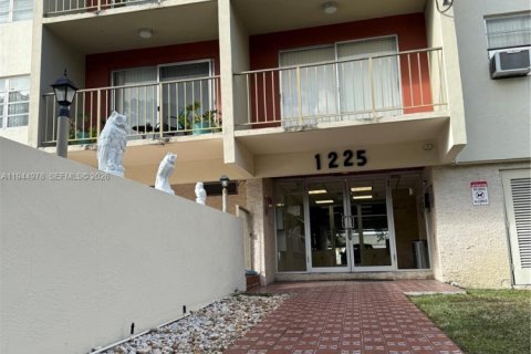 Condo in North Miami, Florida, 1 bedroom  № 2001748 - photo 26