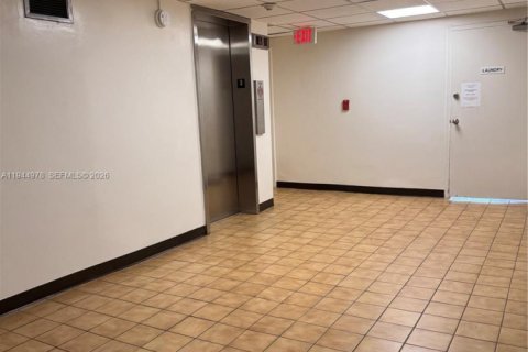 Condo in North Miami, Florida, 1 bedroom  № 2001748 - photo 22