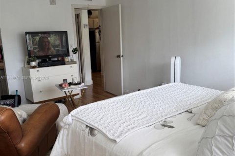 Condo in North Miami, Florida, 1 bedroom  № 2001748 - photo 17