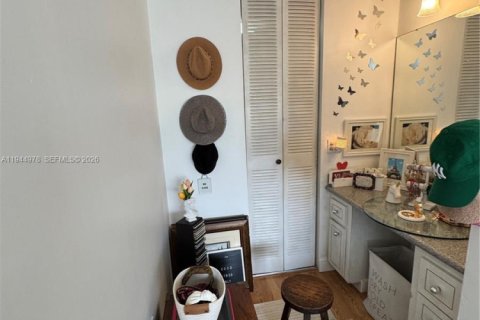 Condo in North Miami, Florida, 1 bedroom  № 2001748 - photo 19
